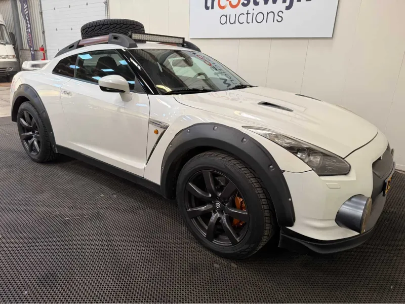 Nissan GT-R с увеличенным клиренсом и запасным колесом на багажнике