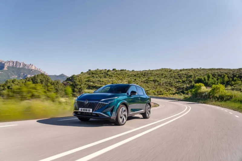 Вид спереди на Nissan Qashqai e-Power во время пробега