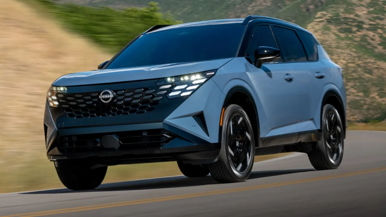 Салон Nissan Rogue Hybrid 2027 с цифровой приборной панелью и мультимедиаэкранами