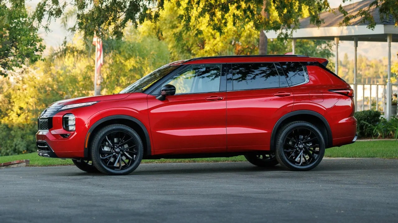 Интерьер и технологии гибридных моделей Nissan