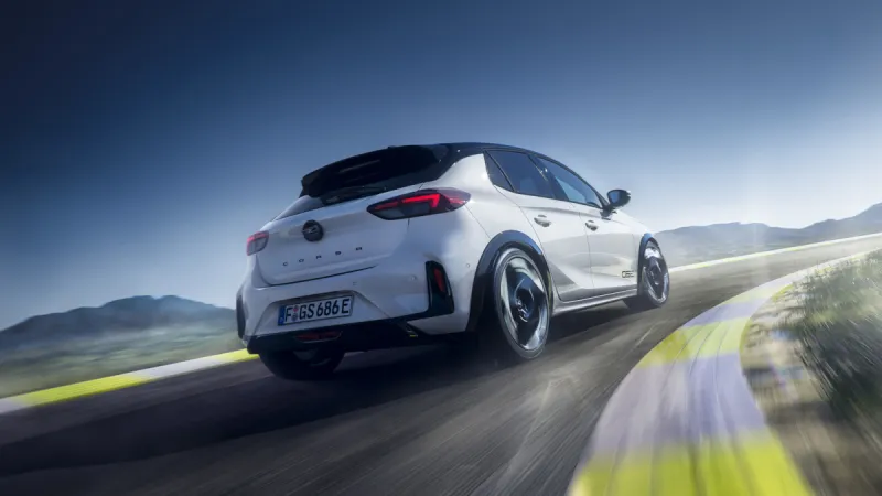 Боковой профиль электрического хэтчбека Opel