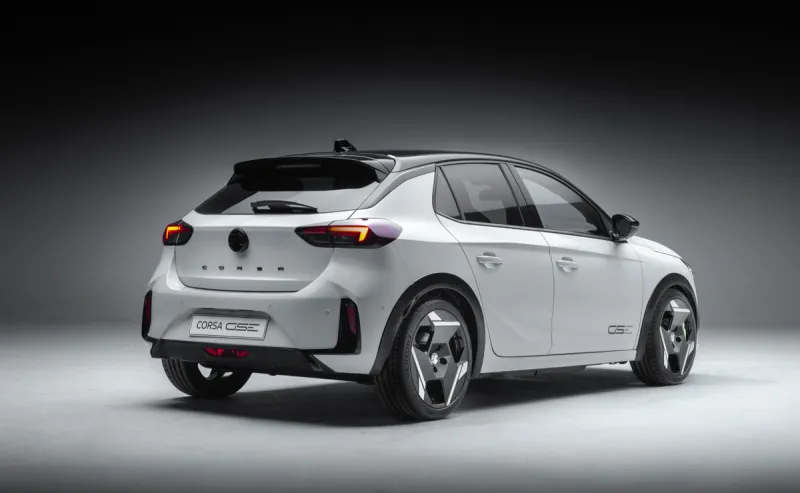 Передняя часть Opel Corsa GSE в динамике