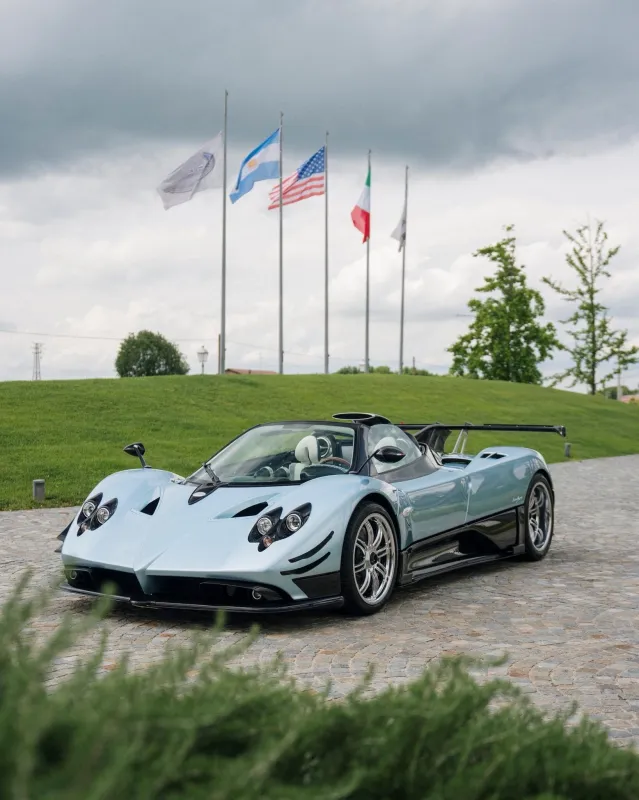 Боковой профиль уникального Pagani Cervino