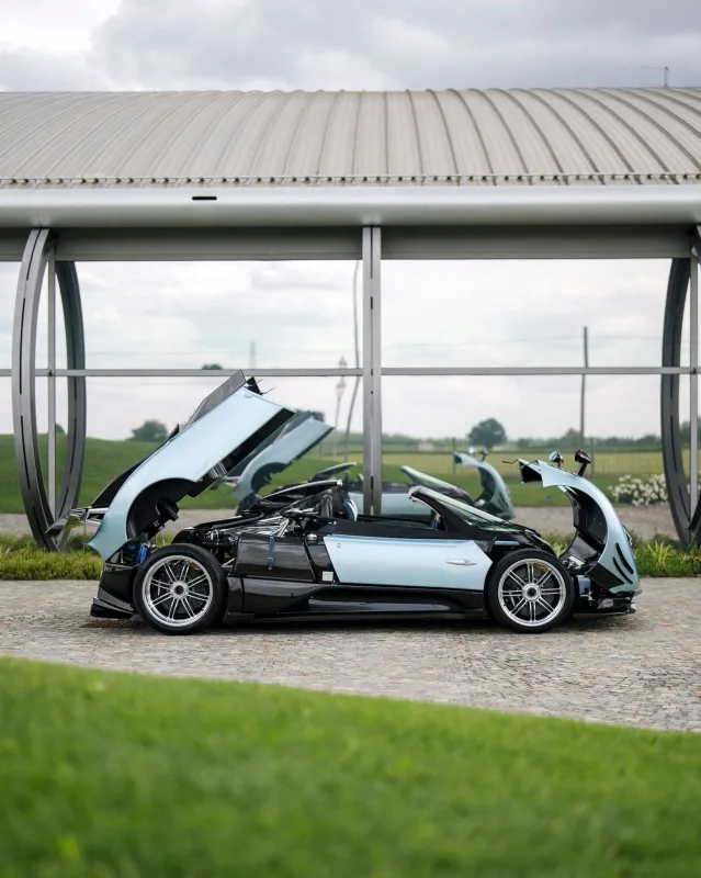 Фирменные воздухозаборники на крыше Zonda