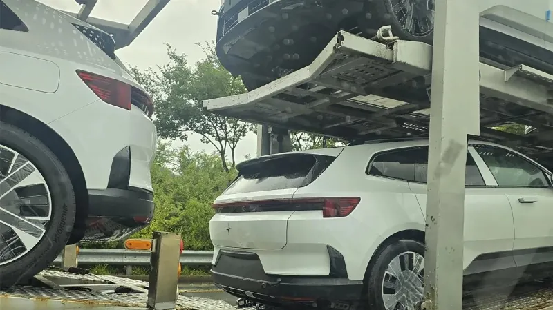 Шпионский снимок электромобиля Polestar 4 с измененным дизайном кузова