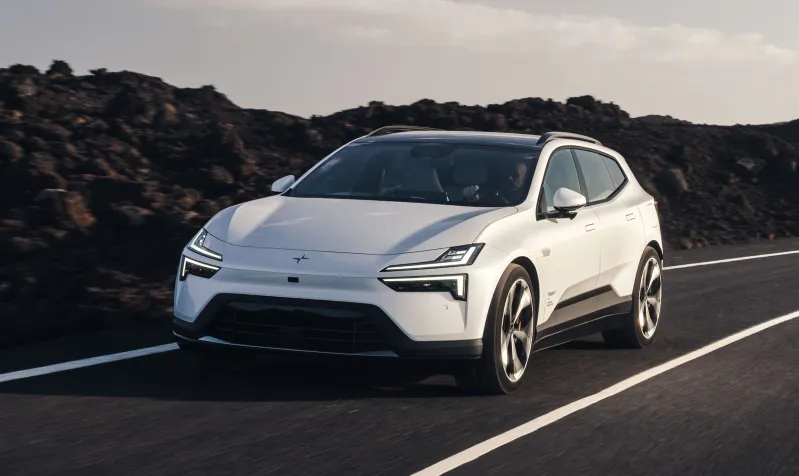 Современный электромобиль Polestar на дороге в движении