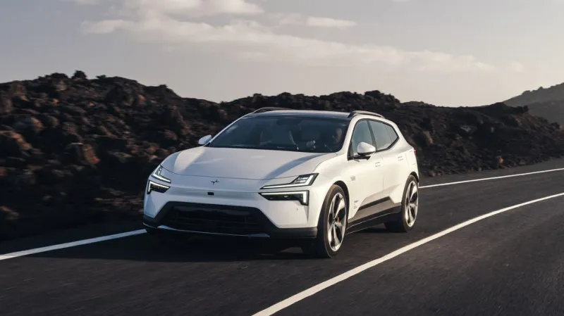 Вид спереди на практичный электромобиль Polestar