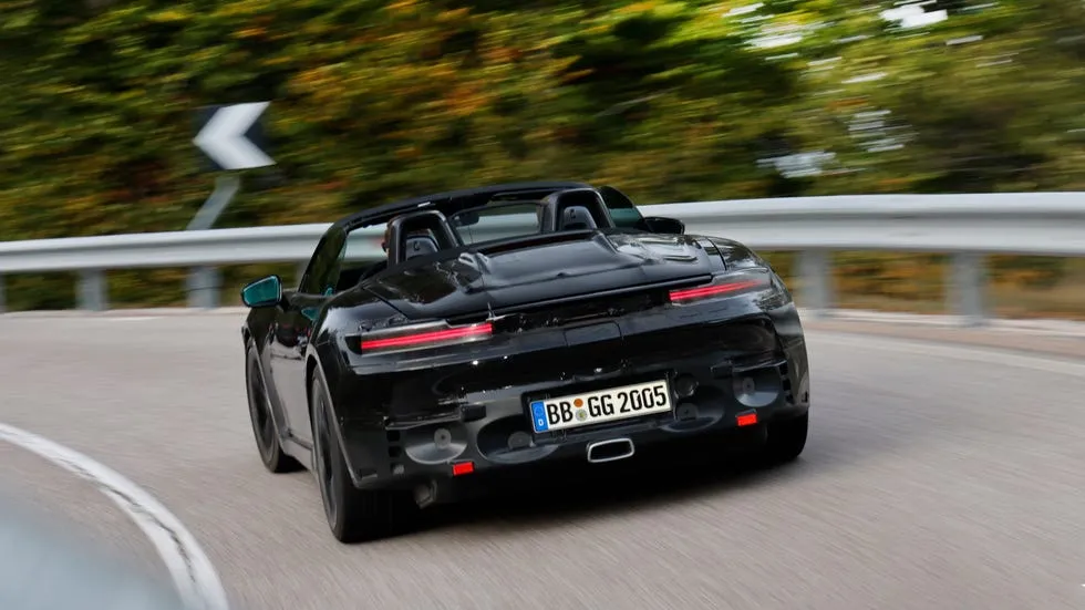 Боковой вид Porsche 718 Boxster EV с низкой посадкой