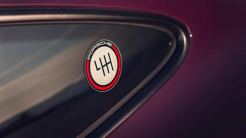 Салон спортивного Porsche 911 Carrera S с рычагом механической трансмиссии