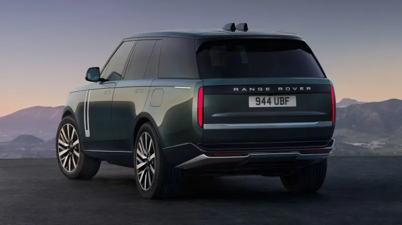 Электрический Range Rover обходится на $25 000 дороже и имеет меньшую тяговую способность.