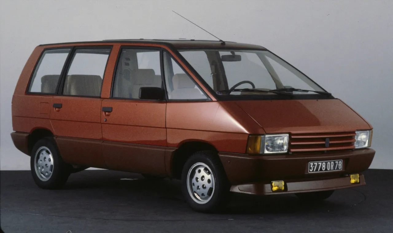 Пространство и силуэт электрического концепта Renault на выставке