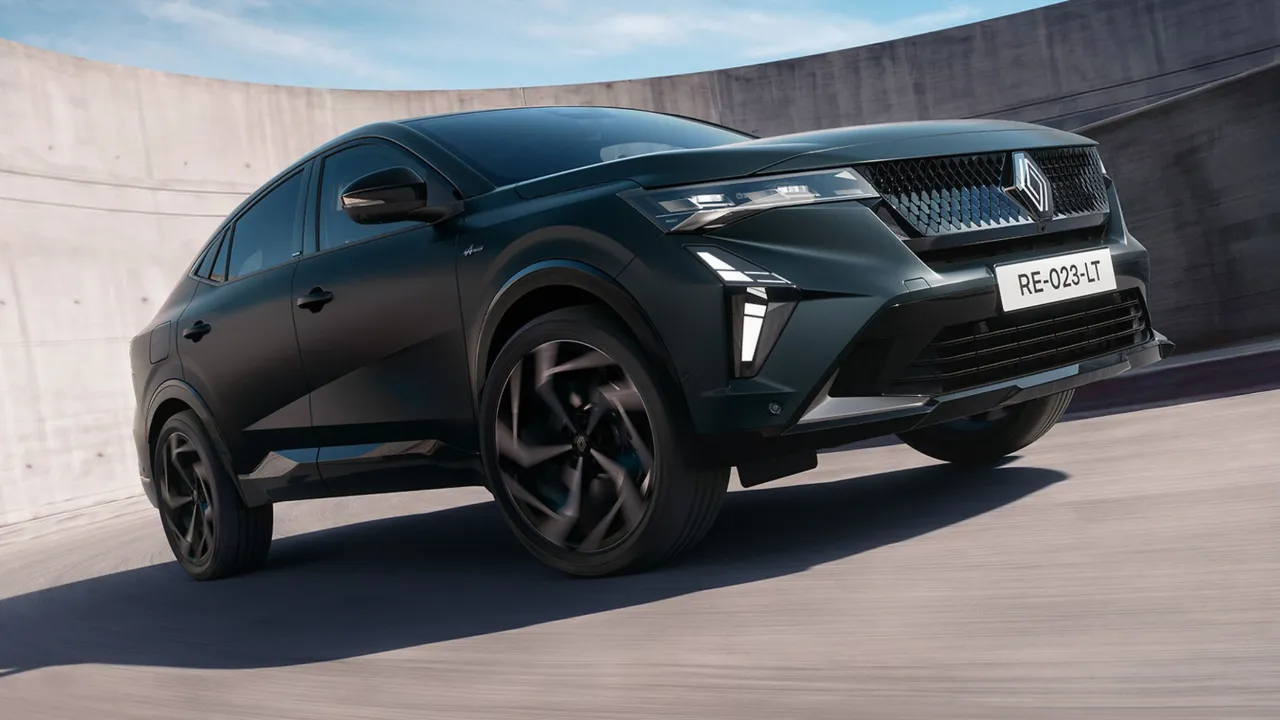 Renault Rafale Hypnotic с индивидуальной номерной табличкой