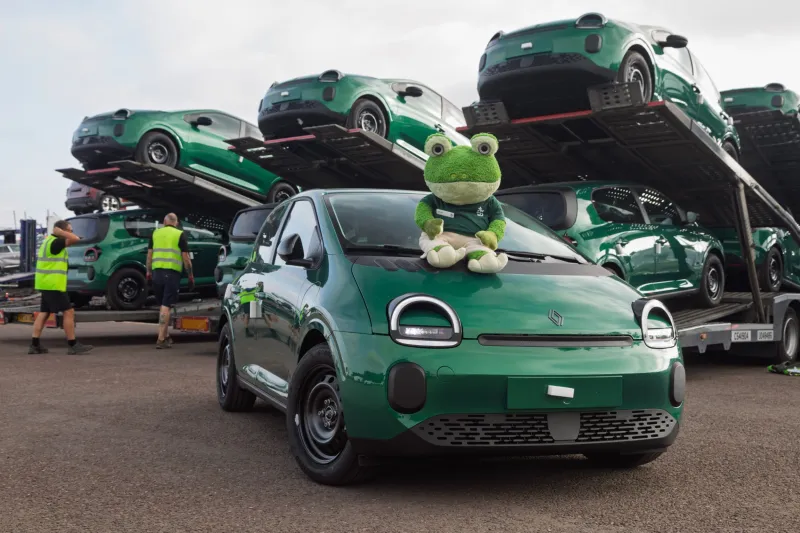 Вид спереди на новый компактный хэтчбек Renault Twingo E-Tech