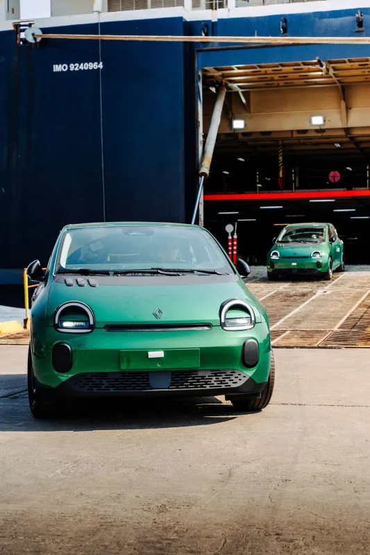 Коллекция новых Renault Twingo E-Tech, ожидающих старта продаж