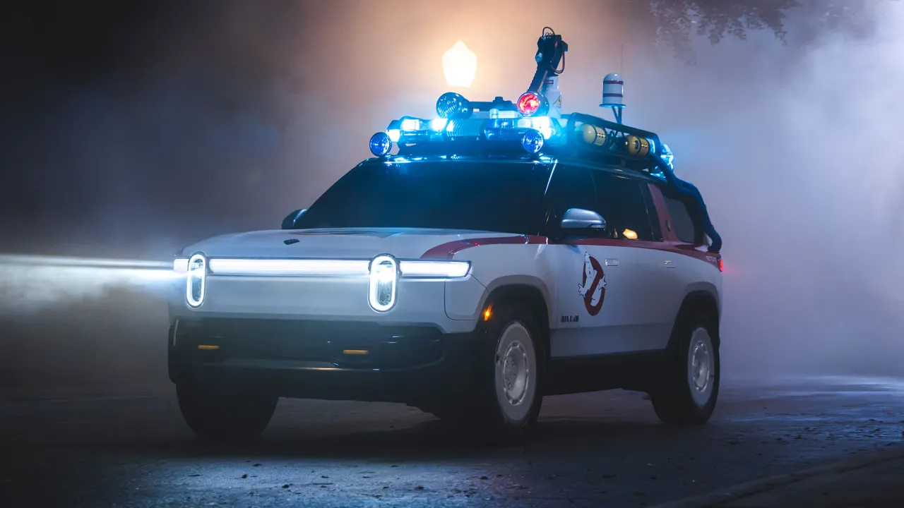 Боковой вид электромобиля Ecto-R1 с колпакми колес 22 дюйма