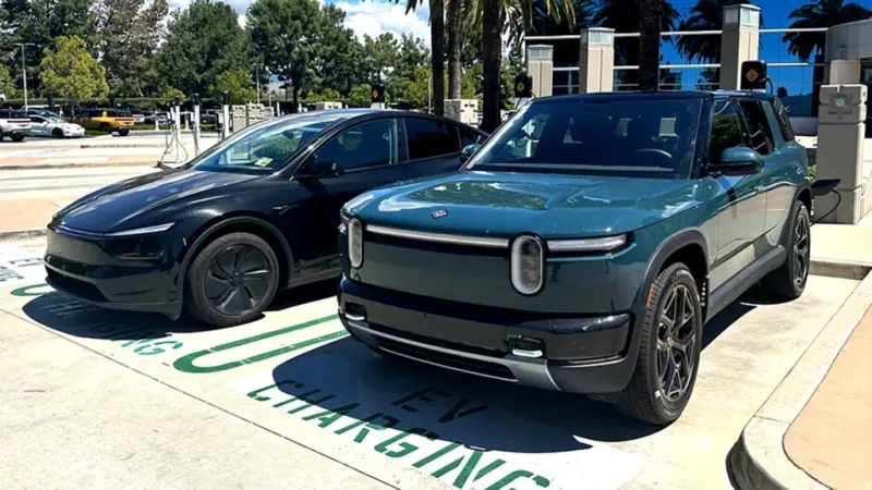 Бок о бок: Rivian R2 и Model Y выглядят так, будто с разных планет