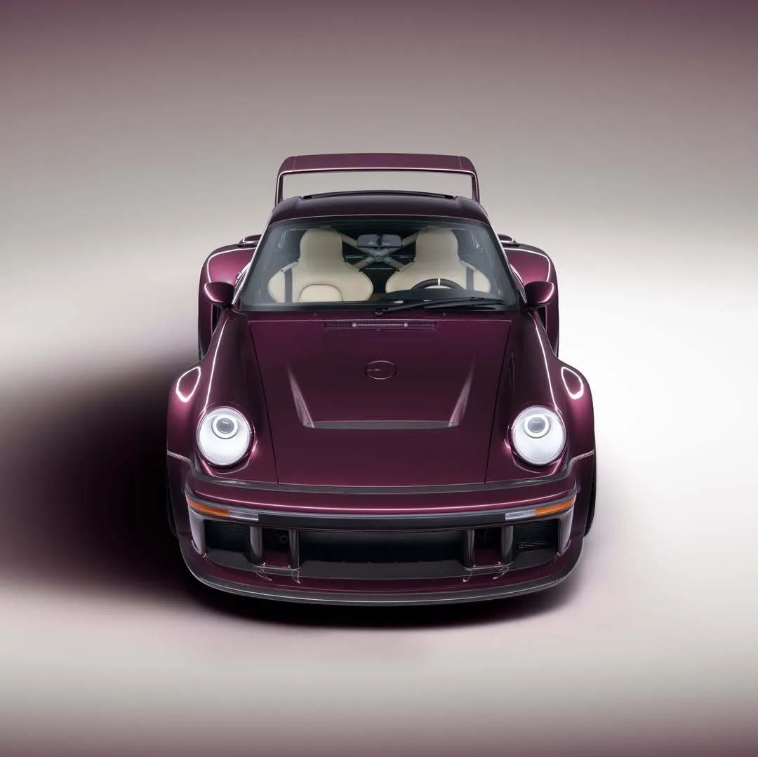 Вид сзади на тюнингованный Porsche 911 с огромным антикрылом