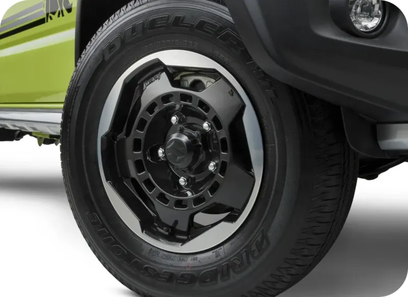 Jimny с чёрной решёткой радиатора и логотипом производителя