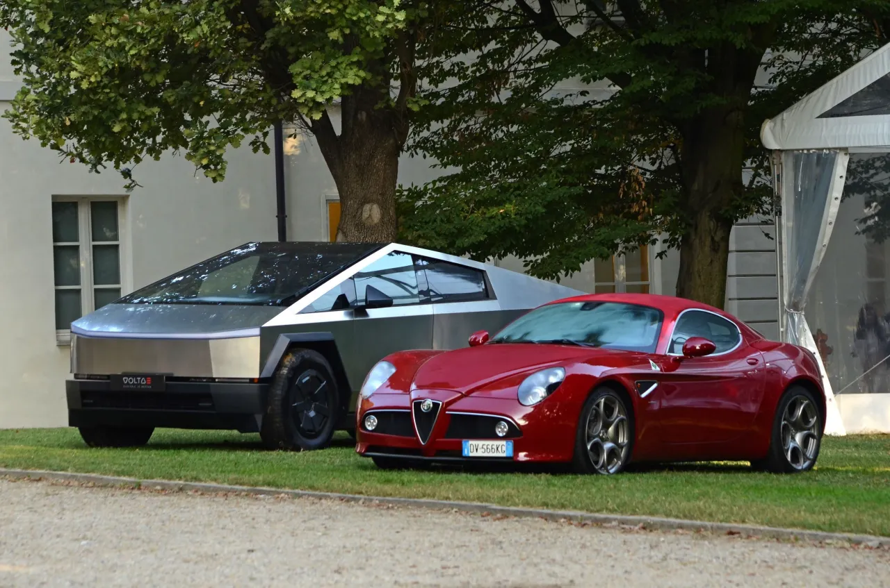 Встреча эпох: изящный Alfa Romeo 8C и футуристичный Tesla Cybertruck на Festivalcar