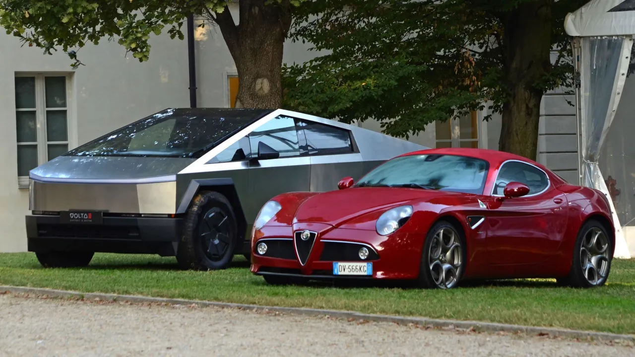 Контраст дизайна: классический Alfa Romeo 8C и угольный Tesla Cybertruck на выставке