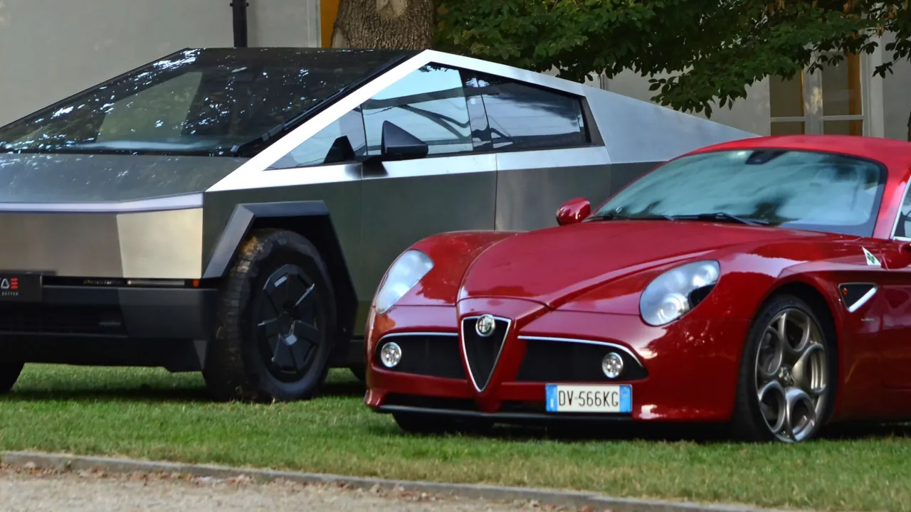 Итальянская элегантность и американская грубость: Alfa Romeo 8C и Tesla Cybertruck бок о бок