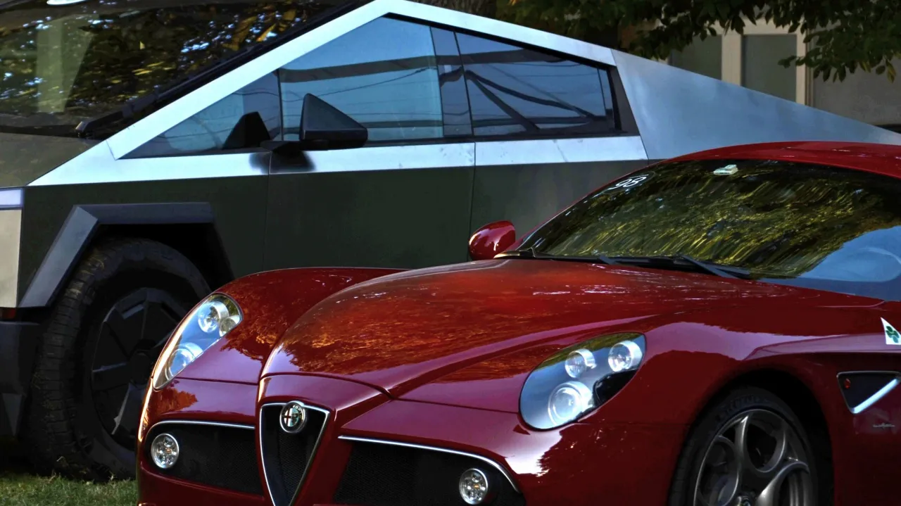Неожиданная пара на Festivalcar: ретро-спорткар Alfa Romeo 8C и электрический пикап Tesla Cybertruck