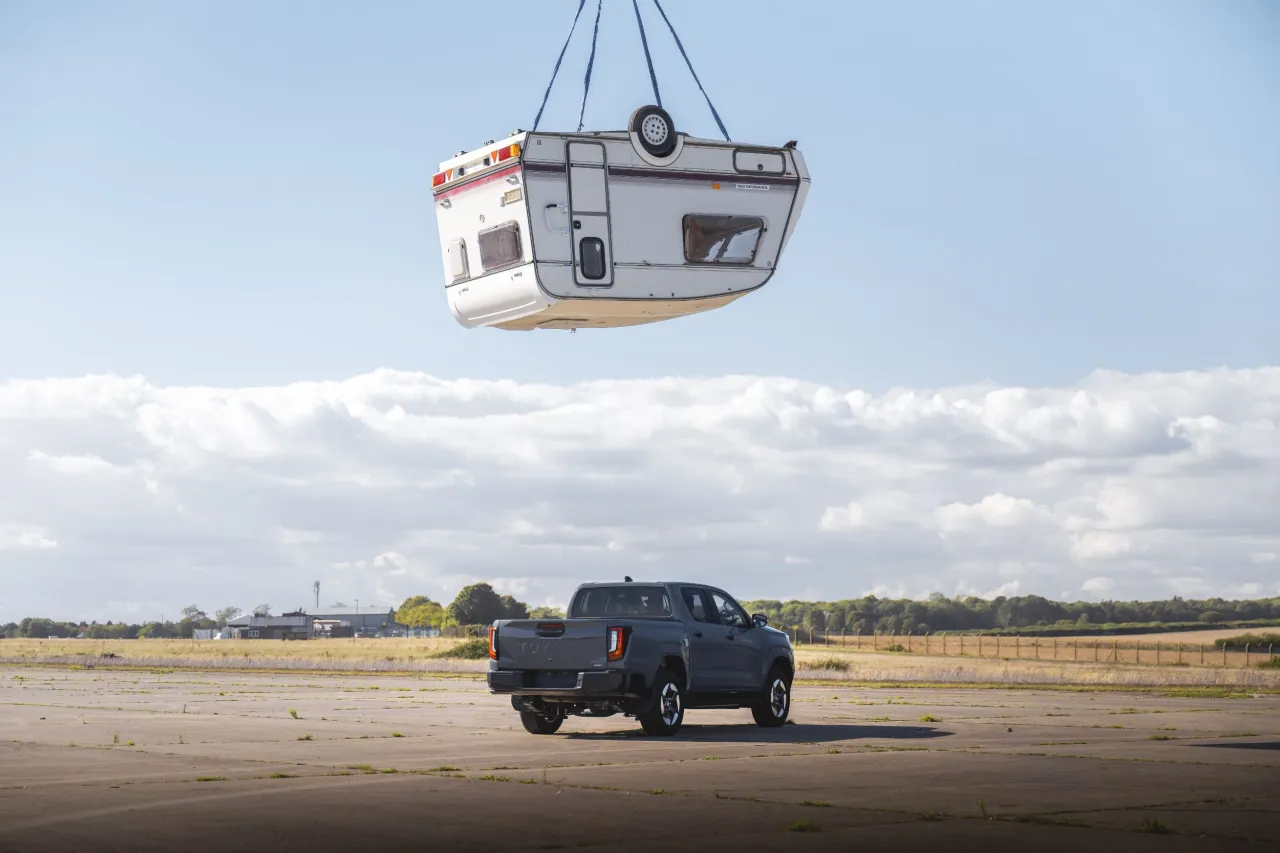 Падение тяжелого автофургона на крышу нового пикапа Toyota