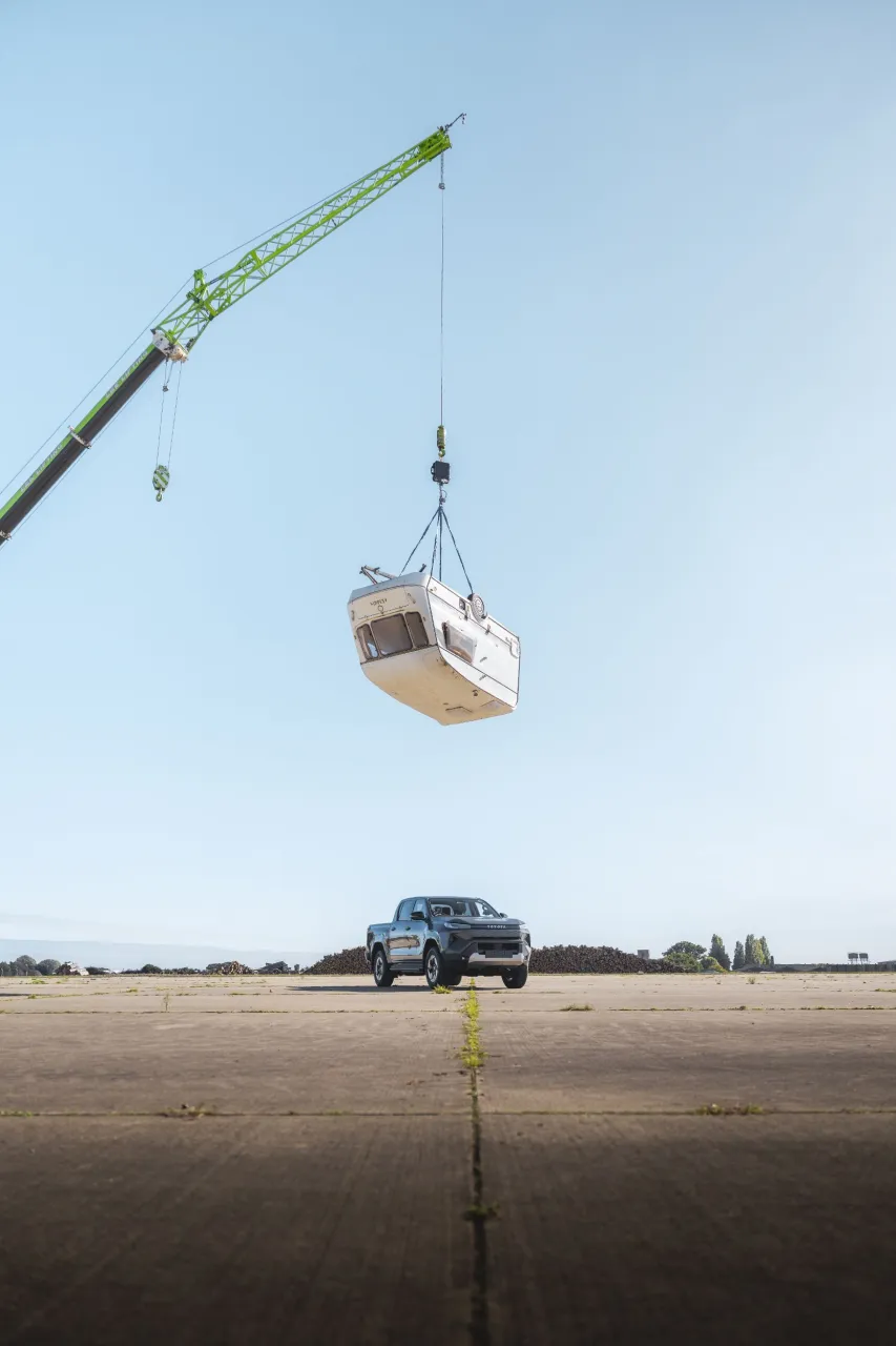 Вид спереди на поврежденный электрический автомобиль Toyota