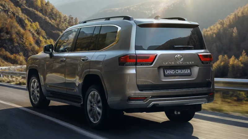 Вид спереди на новый внедорожник Toyota Land Cruiser 300 2027 модельного года