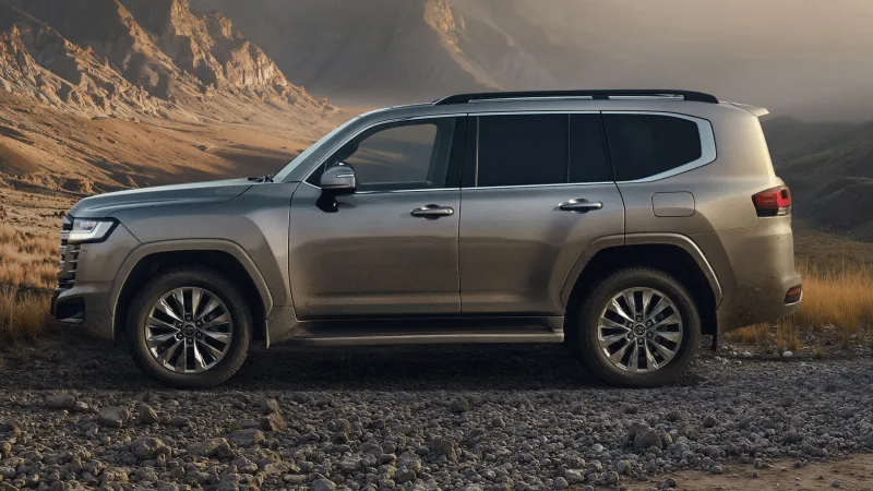 Гибридный внедорожник Toyota Land Cruiser 300 в движении