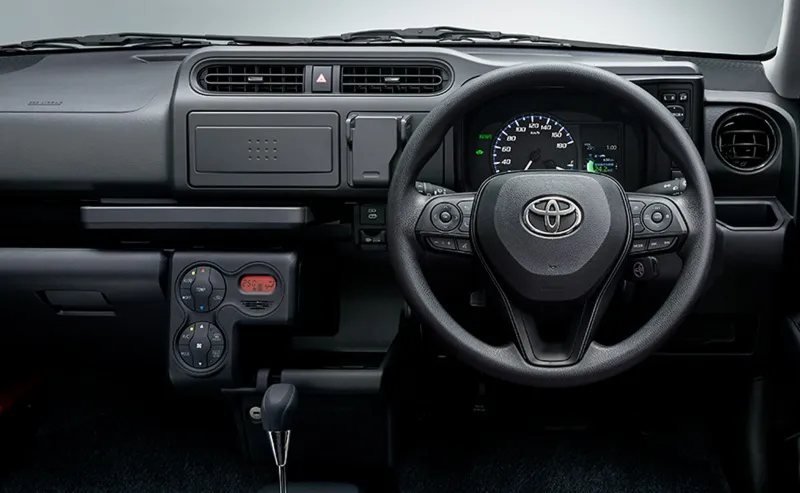 Коммерческий фургон Toyota Probox на дороге