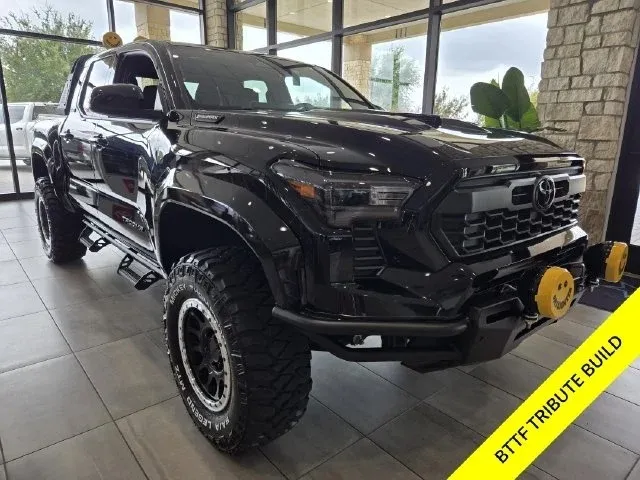 Черная Toyota Tacoma TRD Sport с прожекторами KC и лифтом подвески