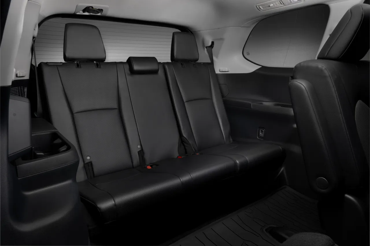 Мужественный дизайн новой модификации кроссовера Toyota Grand Highlander