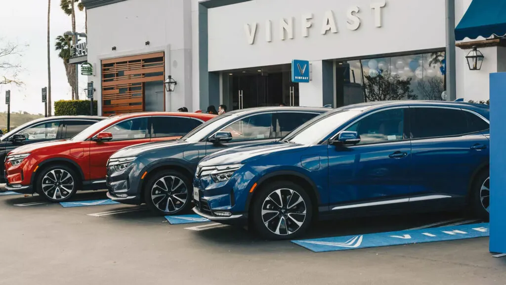 Электромобили VinFast VF 8 и VF 9 в автосалонах США на фоне падения спроса