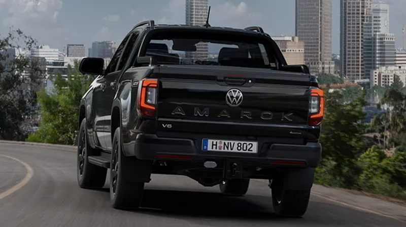 Стильный пикап Volkswagen Amarok в черной комплектации