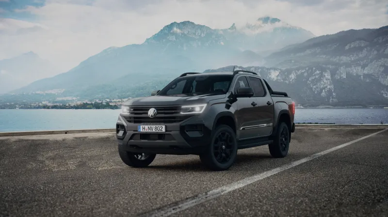 Передняя часть черного Volkswagen Amarok