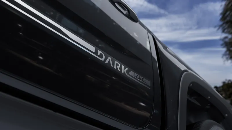 Задняя часть темного пикапа Volkswagen Amarok