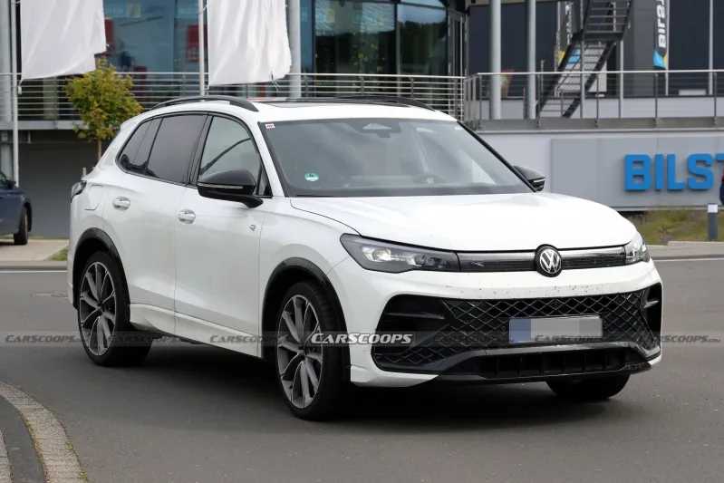 Детали переднего бампера и оптики тестового автомобиля