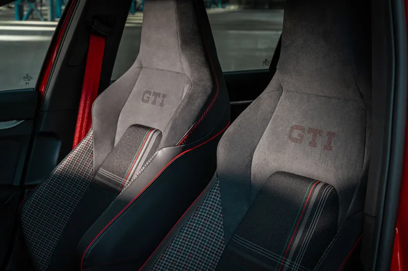 Спортивный VW Golf GTI Edition 50 в юбилейном исполнении
