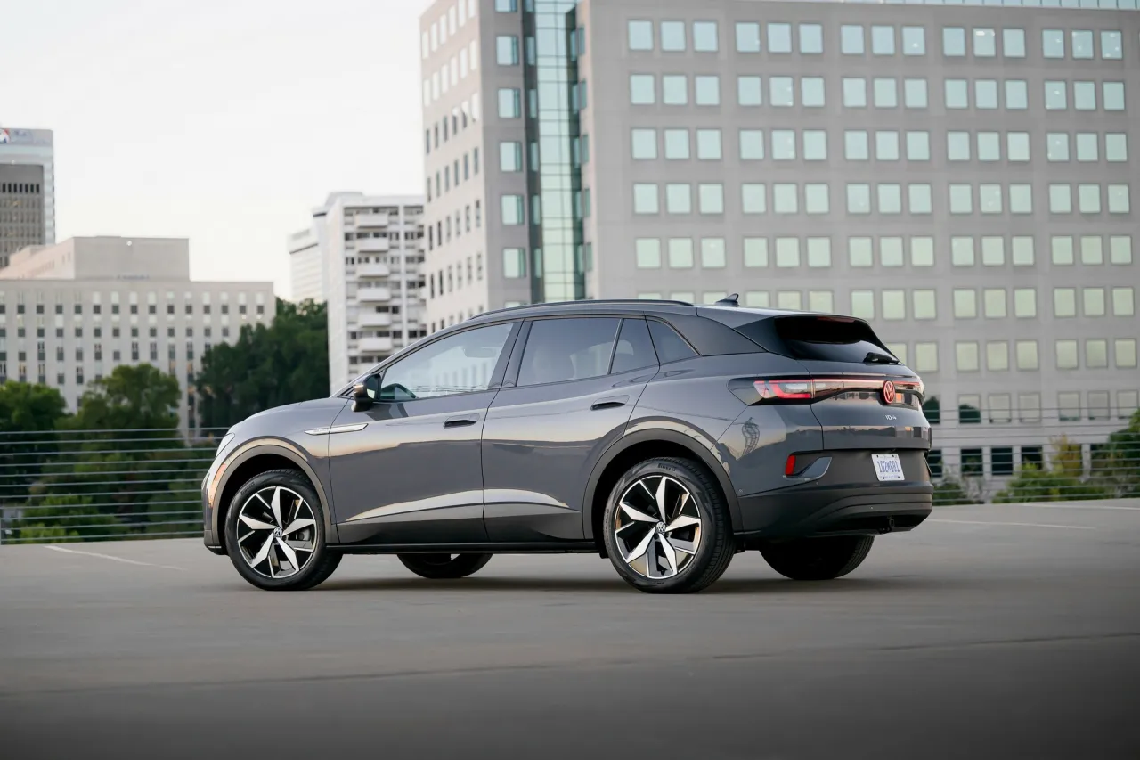 Электрический кроссовер VW ID.4 на дилерской площадке