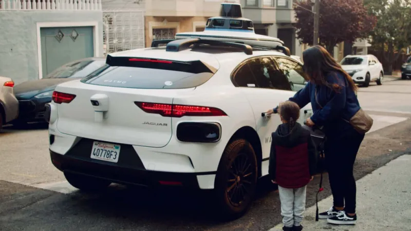 Waymo отзывает тысячи робото‑такси после наводнения одного из них
