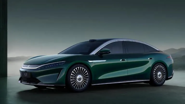 Портрет автомобильного журналиста Фэйта Чжана