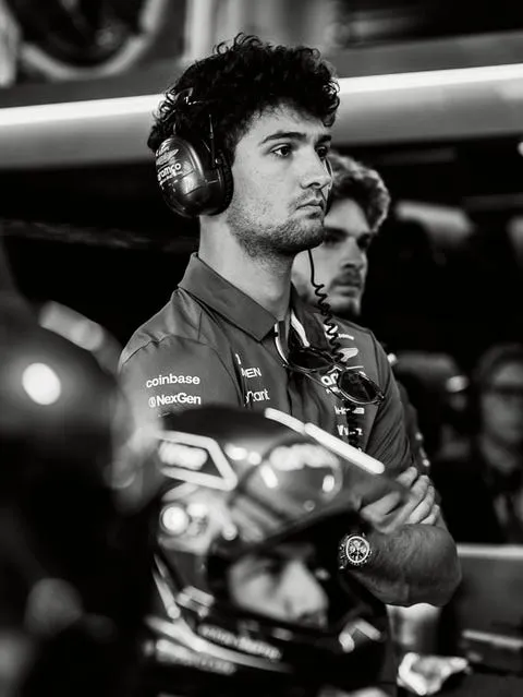 Сотрудники команды Aston Martin F1 на командном мостике во время гоночной сессии.