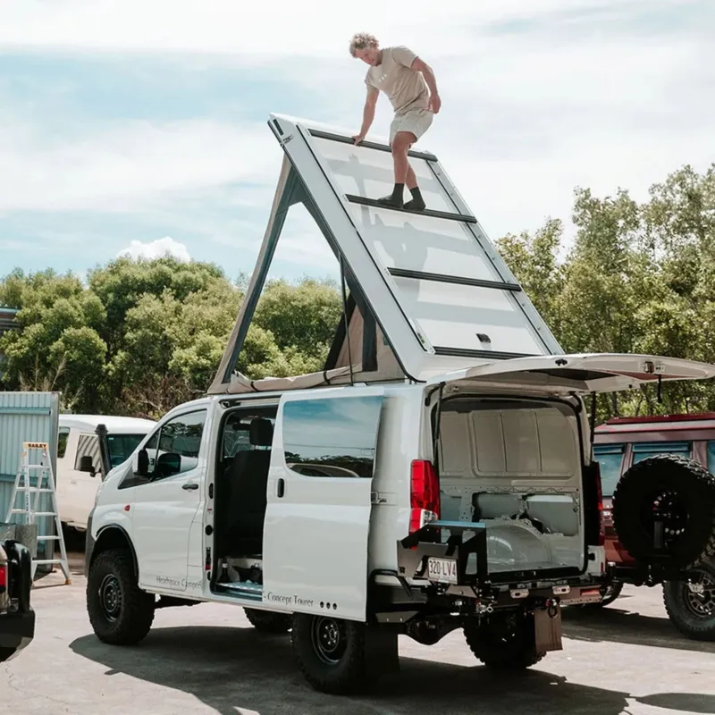 Подготовленный для путешествий автодом Toyota HiAce в лагере