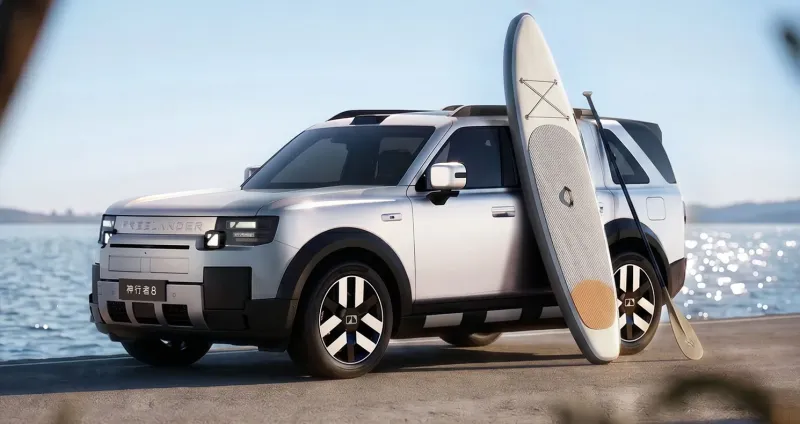 Вид сбоку на возрожденный внедорожник Freelander 8