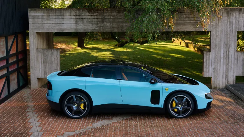 Глава Ferrari: электромобильный переход под контролем