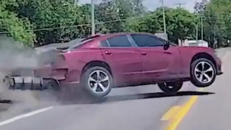 малыш покидает перевёрнутый автомобиль после аварии с полицией