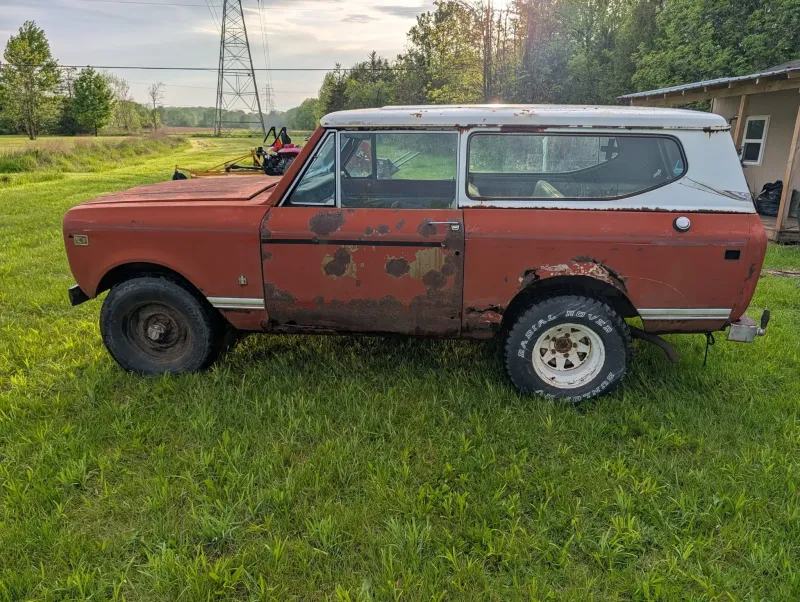 оригинальный двигатель V8 в ржавом Scout II для реставрации