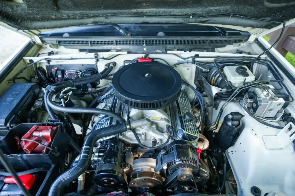 Модернизированный двигатель Chevy V8 под капотом Land Rover Discovery