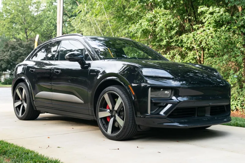 Вид сбоку на премиальный электрический Porsche Macan Turbo EV